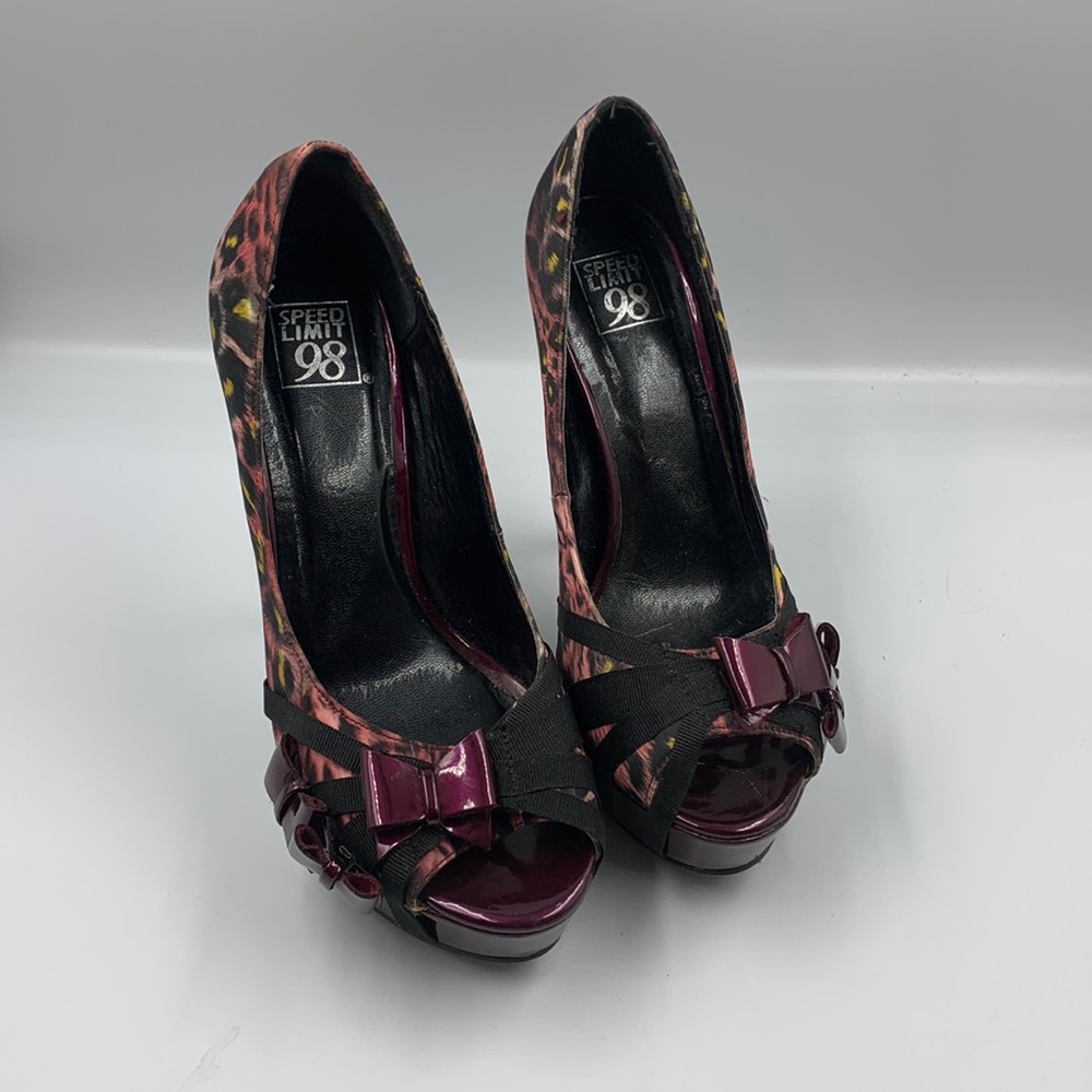 Platform stiletto pumps